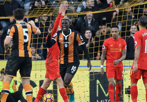 Liverpool tự bắn vào chân khi gục ngã trước Hull City