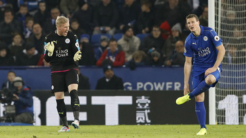 Kasper Schmeichel khổ sở vì hàng thủ trước mặt