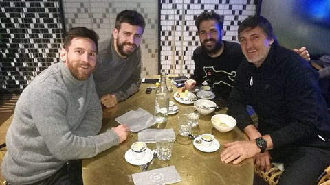 Fabregas thăm Barcelona, được Messi và Pique mời ăn tối