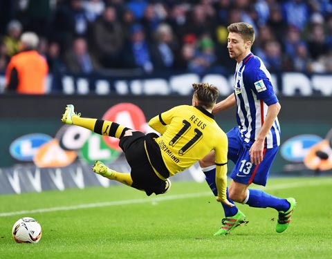 Trước một đối thủ khó chơi là Hertha, Dortmund (trái) nhiều khả năng sẽ vấp ngã