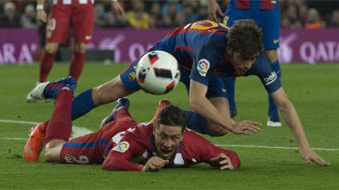 Atletico thua đau Barca vì bị trọng tài xử ép