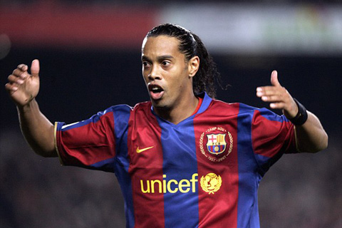 Ronaldinho phải trao vương miện cho Messi