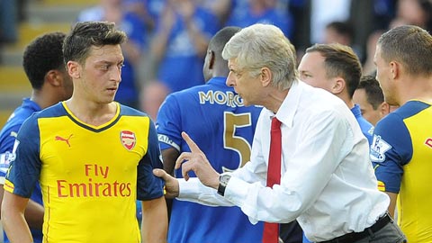 HLV Wenger vẫn chưa tìm được cách để hồi sinh Oezil 