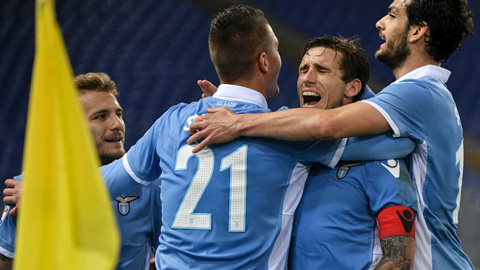 Các cầu thủ Lazio ăn mừng bàn thắng mở tỷ số
