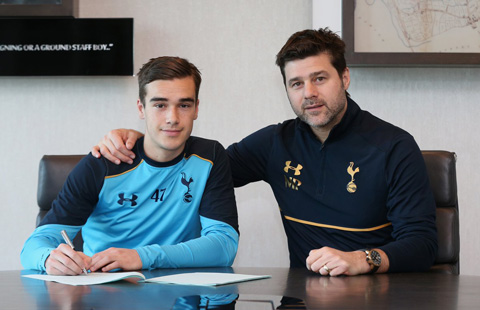 Winks vui vẻ đặt bút ký vào hợp đồng mới với Tottenham