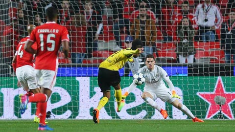 Ederson thành người hùng của Benfica