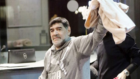Maradona xô xát với bạn gái sau đêm Valentine mặn nồng ở Madrid