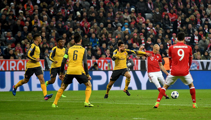 Một mình Robben vẫn xuyên phá được hàng thủ áo vàng