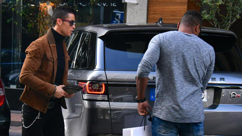 Ronaldo lục tung Madrid để mua quà Valentine cho bạn gái