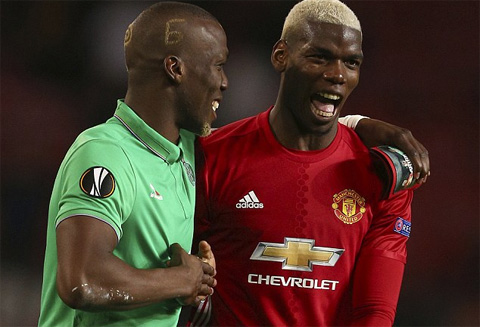 Anh em nhà Pogba tay bắt mặt mừng trên sân