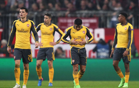 Arsenal là đội bóng lớn đã đánh mất niềm tin và danh dự