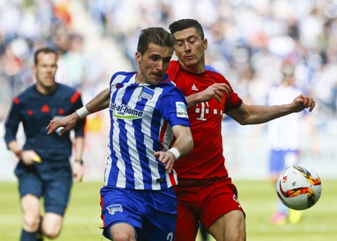 Sân nhà là điểm tựa để Hertha (trái) đặt mục tiêu có điểm trước ông lớn Bayern