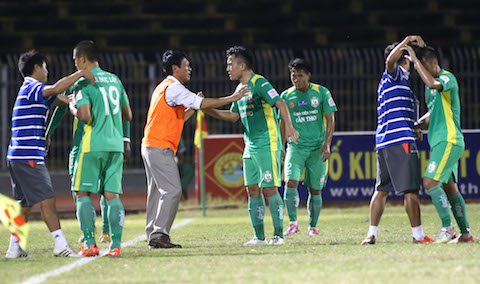 Thắng Sài Gòn FC, HLV Vũ Quang Bảo thở phào, Quang Tình... bất tỉnh