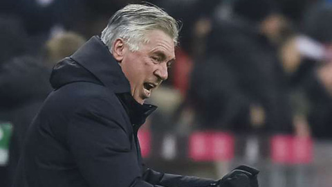 Ancelotti giơ "ngón tay thối" về phía CĐV Hertha Berlin