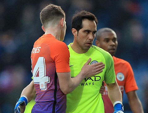 Bravo đã chơi khá ổn trước Huddersfield