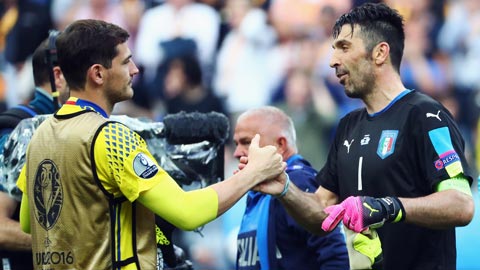 Casillas (trái) không giấu được sự hứng khởi khi chạm trán Buffon