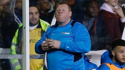 Thủ môn khổng lồ của Sutton hồn nhiên ăn bánh trong trận gặp Arsenal