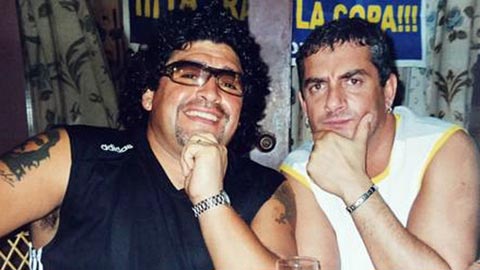 Maradona cho rằng ông bạn Omar Suarez (phải) đã lén lút qua lại với Rocio Oliva