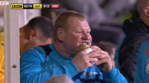 Thủ môn béo ăn bánh ở trận gặp Arsenal bị sa thải