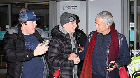 Trở về từ Europa League, Mourinho tặng fan gối kê cổ