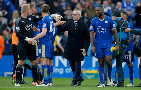 HLV Ranieri chia vui cùng các học trò sau chiến thắng 4-0 của Leicester trước Swansea