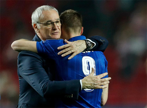 HLV Ranieri chúc mừng Vardy sau khi cầu thủ này gỡ lại 1 bàn cho Leicester ở trận thua 1-2 trên sân của Sevilla (lượt đi vòng 1/8 Champions League)