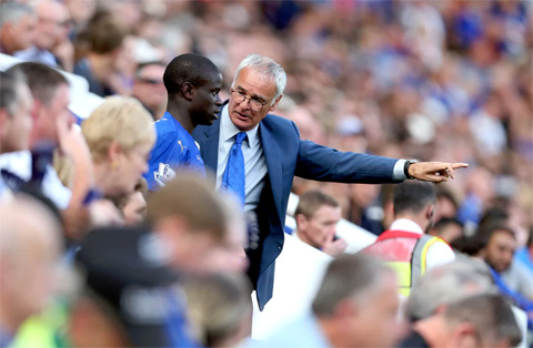 HLV Ranieri trình làng bản hợp đồng mới N'Golo Kante trong trận đấu giữa Leicester City và Sunderland (8/8/2015)