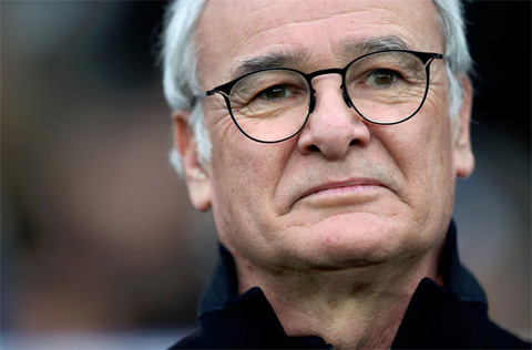 HLV Ranieri thất vọng tột độ khi Leicester để thua 0-2 trên sân Swansea (12/2/2017). Đây là lần đầu tiên kể từ năm 1956 người ta được chứng kiến một nhà vô địch nước Anh để thua 5 trận liên tiếp ở giải VĐQG