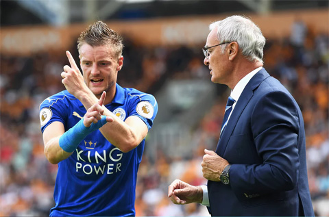 HLV Ranieri trao đổi cùng học trò Jamie Vardy trong trận Leicester để thua Hull City hôm 13/8 năm ngoái. Đây là lần đầu tiên một nhà ĐKVĐ giải Ngoại hạng thua ngay trận mở màn mùa giải tiếp theo