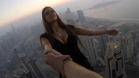 Liều mạng trên tháp 300m ở Dubai chỉ để chụp ảnh