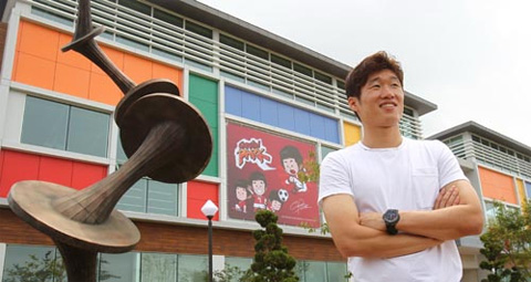 Park Ji Sung chụp ảnh lưu niệm bên ngoài trung tâm bóng đá do chính anh thành lập