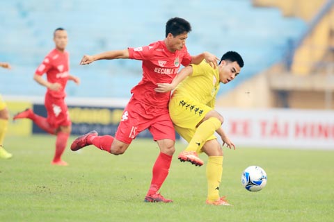 Cả Hà Nội FC lẫn B.BD (trái) đều muốn thắng để chặn đà suy thoái