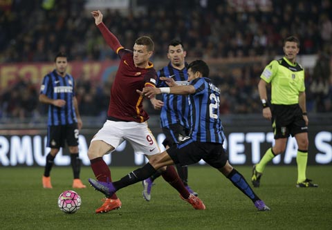 Không dễ để Inter (áo sọc) ngăn cản Dzeko (9) và đồng đội ghi bàn đêm nay