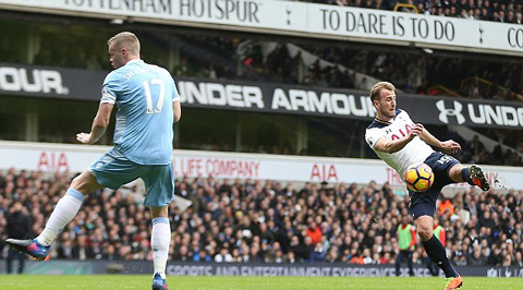 Kane vô lê chân trái ghi bàn thứ 2 cho Tottenham