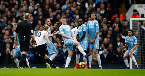 Cú sút phạt đập chân hàng rào đổi hướng giúp Kane có hat-trick