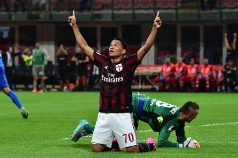 Trong khi đối thủ đá hỏng penalty thì Bacca ghi bàn duy nhất giúp Milan chiến thắng từ chấm 11m