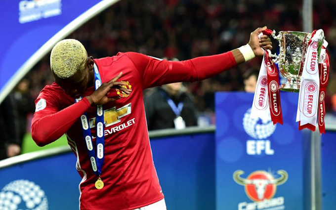 Pogba luôn biết gây chú ý với điệu dab quen thuộc