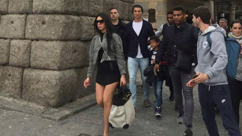 Bạn gái Ronaldo bị chỉ trích vì mặc váy ngắn vào đền thờ
