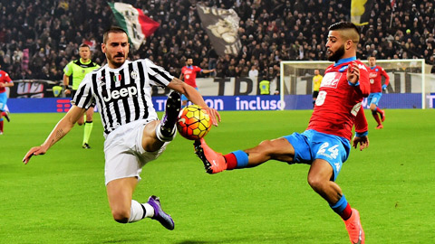 Napoli (phải) đủ sức cầm chân đối thủ hùng mạnh Juventus ngay trên sân khách