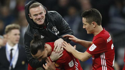 Rooney ăn mừng như thể ghi bàn dù không được ra sân