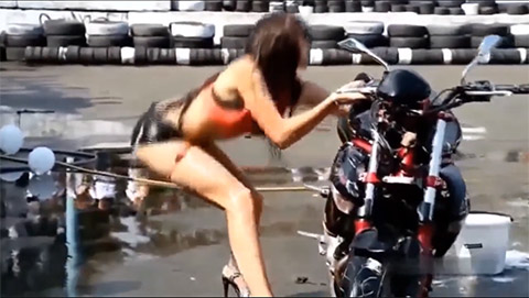 Người đẹp bikini gặp sự cố với xe moto