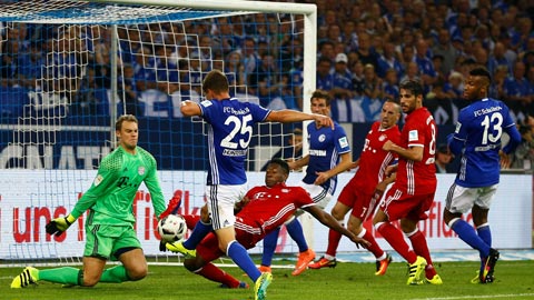 Schalke (quần sáng) đủ sức kéo Bayern vào hiệp phụ dù phải làm khách ở Allianz Arena