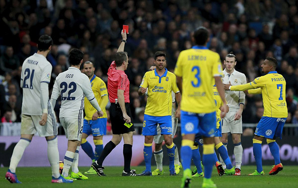 Trên sân Bernabeu, tình huống đáng chú ý nhất là việc cầu thủ chạy cánh Gareth Bale nhận thẻ đỏ rời sân vì phạm lỗi với cầu thủ của Las Palmas
