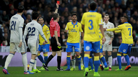Bale với chiếc thẻ đỏ không đáng có