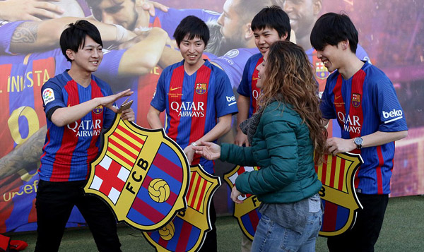 Hình ảnh đặc biệt khi các CĐV đến từ Nhật Bản có mặt từ sân Nou Camp từ khá sớm để cổ vũ Barca