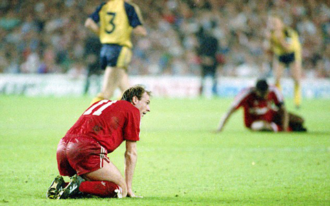 Các cầu thủ Liverpool suy sụp sau thất bại trước Arsenal năm 1989