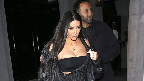 Kim Kardashian lại bóp nghẹt vòng một ngoại cỡ