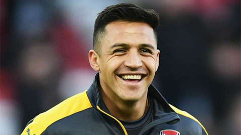 Sanchez bị "ném gạch" vì cười khi Arsenal thủng lưới