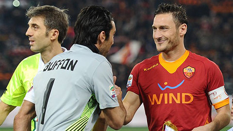 Buffon đuổi kịp Totti về số lần ra sân tại Serie A