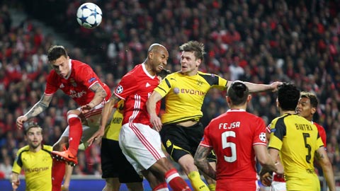 Dortmund (áo sáng) sẽ không cho Benfica tạo thêm bất ngờ tại Signal-Iduna Park 